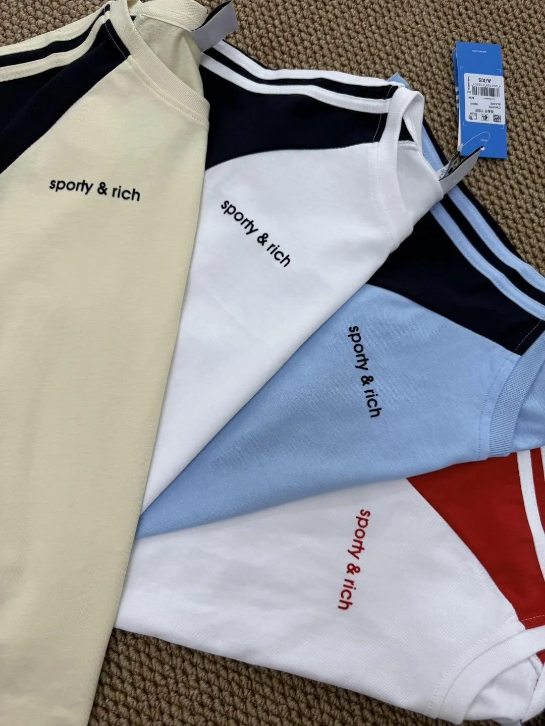 Adidas women's clover printed patchwork color short sleeves, the colors at Adidas counters are becoming more and more magical, the summer limited release New Arrival short sleeves, 220g pure cotton customized light color fabric, embroidered logo on the chest. Simple but not simple, with a sense of trend. Versatile is durable, does not crack or peel off. It is a must-have item for summer wear. It is super nice for couples to take photos with best friends, showing different personal styles. Can be matched with couples. Style number: A 224# Size: XS-XL Color: Light Blue, Beige, White Red, White Blue, [Fabric]: Double yarn, embroidered logo